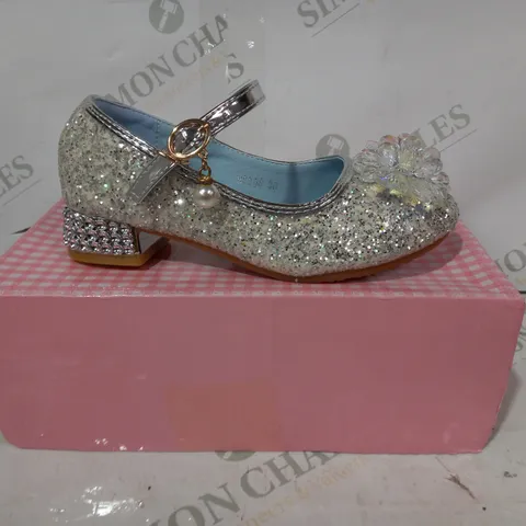 BOXED PAIR OF LEFEITONG LOW HEEL SEQUIN EFFECT SHOES IN WHITE W. CRYSTAL DETAIL EU SIZE 30