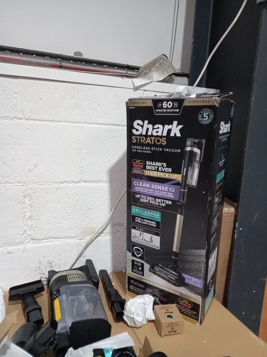 SHARK IZ400UKT VACUUM CLEANER 