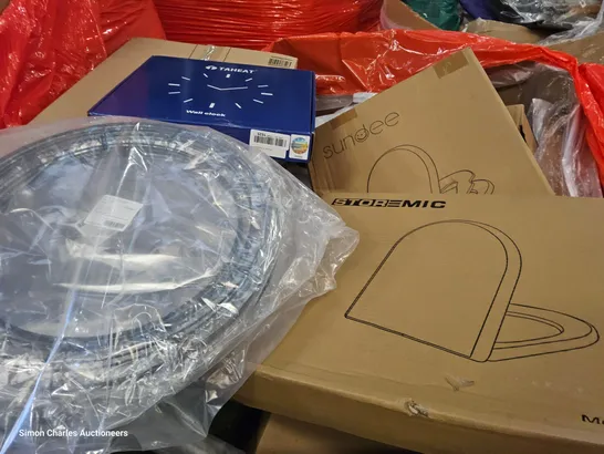 PALLET OF ASSORTED ITEMS INCLUDING, TOILET SEATS, WALL CLOCK, WIRE WREAFH FRAME, AIR FRYER ACCESSORIES.