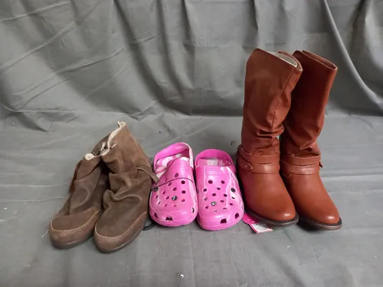 APPROXIMATELY 10 PAIRS OF ASSORTED KIDS SHOES IN VARIOUS STYLES AND SIZES 