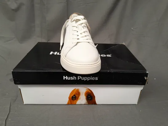 BOXED PAIR OF HUSH PUPPIES LEATHER TRAINERS IN WHITE SIZE 7