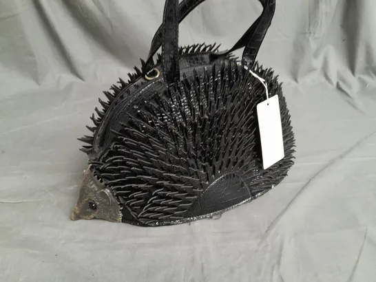 HEDGEHOG THEMED TEXTURED BAG IN BLACK