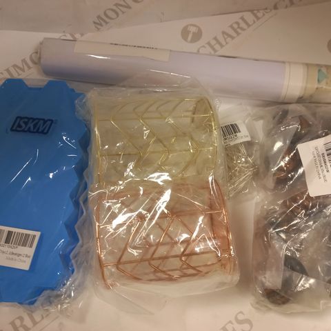 BOX OF APPROXIMATELY 15 ASSORTED HOUSEHOLD ITEMS TO INCLUDE ISKM ICE CUBE TRAYS, DESIGNER WALL CLIPS, ETC