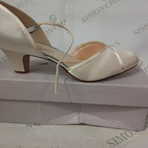 BOXED PAIR OF RAINBOW CLUB LOW HEEL SHOES IN SATIN IVORY COLOUR UK SIZE 9