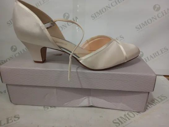 BOXED PAIR OF RAINBOW CLUB LOW HEEL SHOES IN SATIN IVORY COLOUR UK SIZE 9