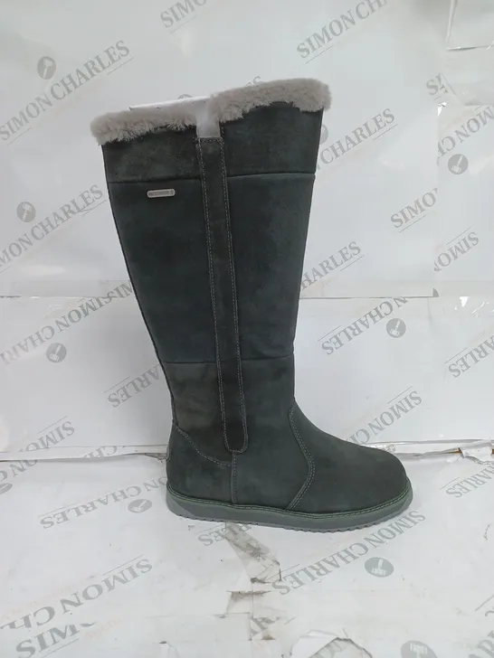 BOXED PAIR OF EMU AUSTRALIA MOONTA KNEE HIGH BOOTS IN DARK GREY - UK SIZE 5