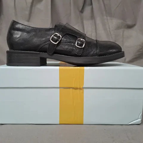 BOXED PAIR OF DESIGNER SHOES IN BLACK EU SIZE 38