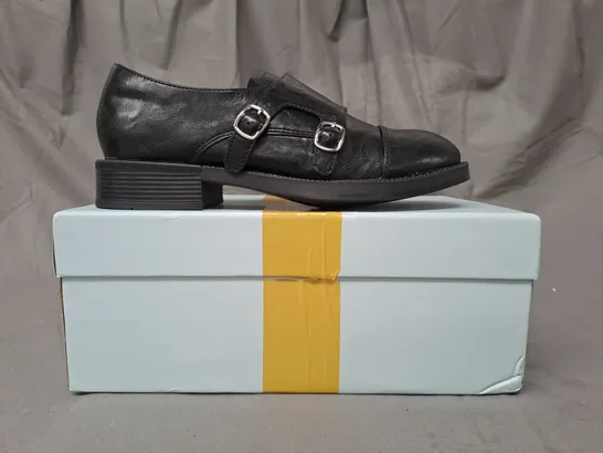 BOXED PAIR OF DESIGNER SHOES IN BLACK EU SIZE 38