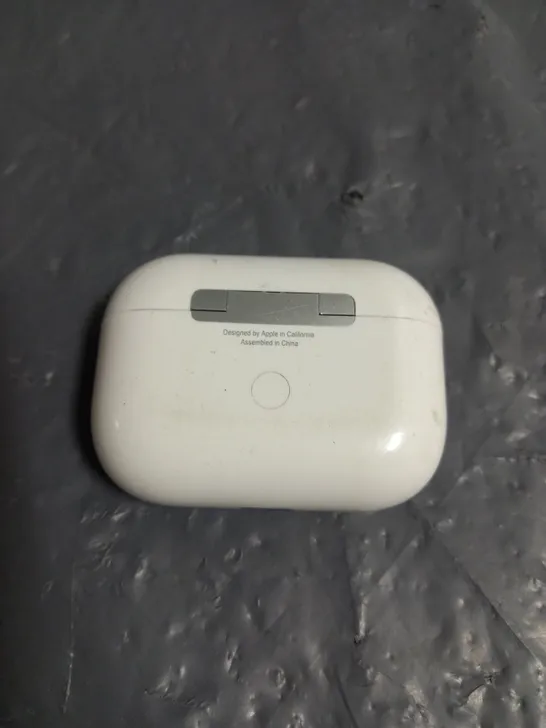 PAIR OF APPLE AIRPODS PRO 1ST GEN IN WHITE