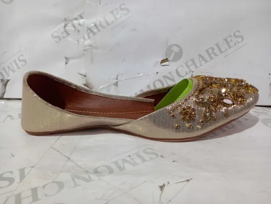 BOXED PAIR OF SANDAL HOUSE CLOSED TOE SHOES IN METALLIC PALE GOLD COLOUR WITH JEWEL EFFECT