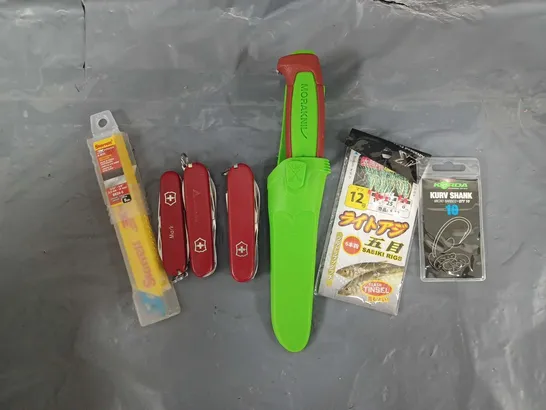 APPROXIMATELY 20 ASSORTED PRODUCTS TO INCLUDE SWISS ARMY KNIFE, MORAKNIV BASIC KNIFE 