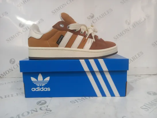 BOXED PAIR OF ADIDAS CAMPUS 00S SHOES IN TAN/WHITE UK SIZE 5