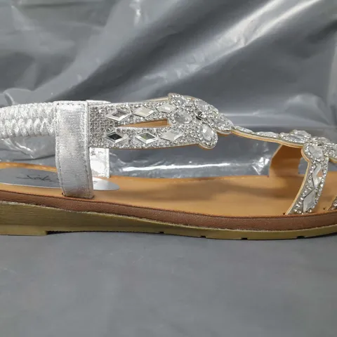 BOXED PAIR OF SOLE SISTER OPEN TOE SANDALS IN METALLIC SILVER W. JEWEL EFFECT SIZE 6