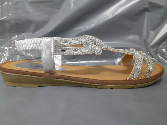 BOXED PAIR OF SOLE SISTER OPEN TOE SANDALS IN METALLIC SILVER W. JEWEL EFFECT SIZE 6