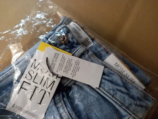 BAGGED STRADIVARIUS MOM SLIM FIT JEANS - UK 10