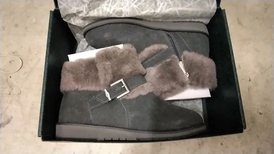 3 EMU AUSTRALIA SHOE BOXES CONTAINING OXLEY FUR CUFF ANKLE BOOTS, DARK GREY - SIZE 5