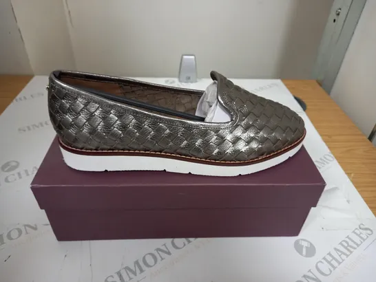 BOXED CARVELA FLAT LEATHER SHOES SIZE 39