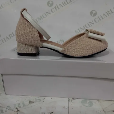 BOXED PAIR OF DESIGNER LOW HEEL CLOSED TOE SHOES IN BEIGE W. BOW EU SIZE 34