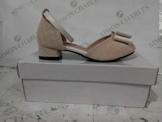 BOXED PAIR OF DESIGNER LOW HEEL CLOSED TOE SHOES IN BEIGE W. BOW EU SIZE 34