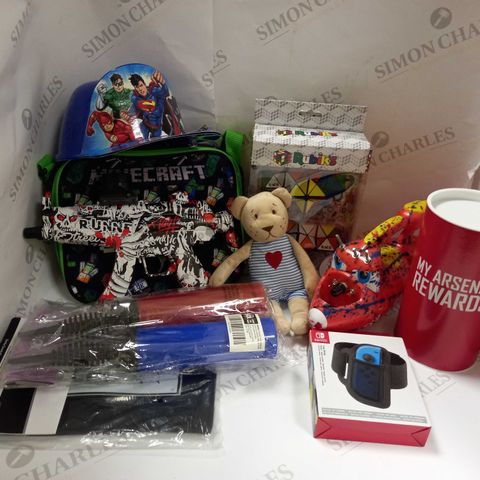 BOX OF APPROX 20 ASSORTED TOYS TO INCLUDE RUBIKS STARS, HARRY POTTER UNO CARDS. ASSORTED PLUSH TOYS