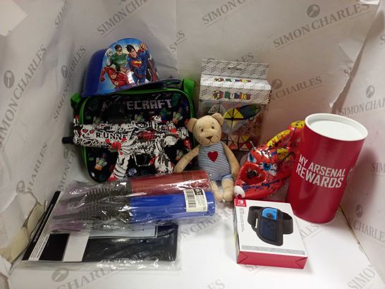 BOX OF APPROX 20 ASSORTED TOYS TO INCLUDE RUBIKS STARS, HARRY POTTER UNO CARDS. ASSORTED PLUSH TOYS