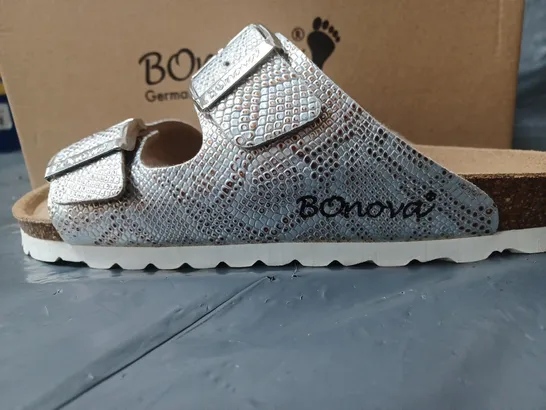 BOXED PAIR OF BONOVA SANDALS WHITE SNAKE SKIN PRINT DESIGN SIZE 6 UK