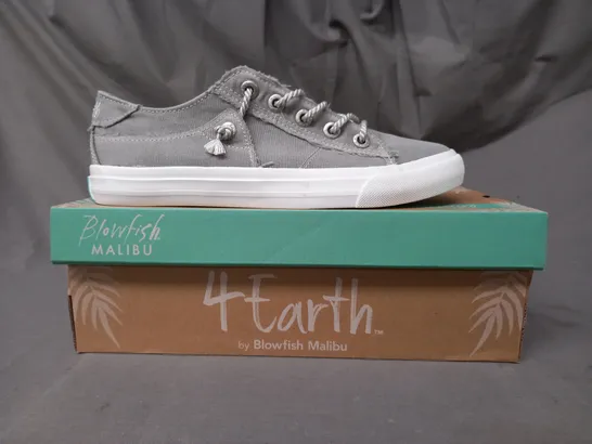 BOXED PAIR OF BLOWFISH MALIBU 4 EARTH SHOES IN GREY SIZE 7