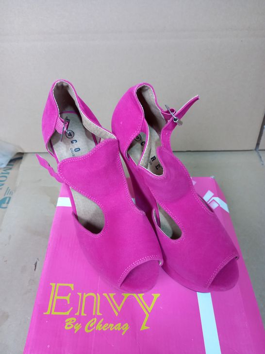 PAIR OF ENVY BY CHERAG CERISE PINK WEDGE SANDALS, UK SIZE 4