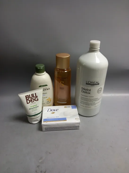 BOX OF APPROXIMATELY 20 COSMETIC ITEMS TO INCLUDE - DOVE SENSITIVE SOAP - AVEENO BODY WASH - BULLDOG MENS MOISTURISER - ETC 