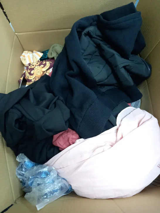 BOX OF APPROXIMATELY 25 ASSORTED CLOTHING ITEMS TO INCUDE -SHIRT , JUMPER , TOP ETC