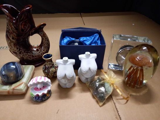 LOT OF 11 ASSORTED DECORATIVE ORNAMENTS TO INCLUDE FISH THEMED CORNWALL ENGLAND JUG AND GLASS GLOBE