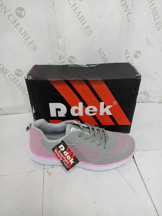 BOXED PAIR OF RDEK FOX MEMORY FOAM 5 EYE LACE TRAINER SIZE 7