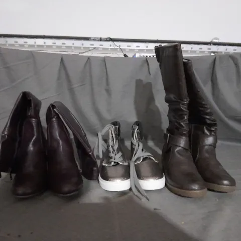 APPROXIMATELY 10 PAIRS OF ASSORTED WOMEN SHOES IN VARIOUS STYLES AND SIZES 