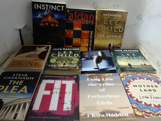 LOT OF APPROXIMATELY 25 ASSORTED PAPERBACK FICTION BOOKS 