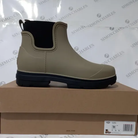 BOXED PAIR OF UGG WATERPROOF DROPLET ANKLE BOOTS IN TAN UK SIZE 9