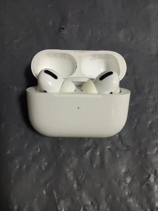 PAIR OF APPLE AIRPODS PRO 1ST GEN IN WHITE