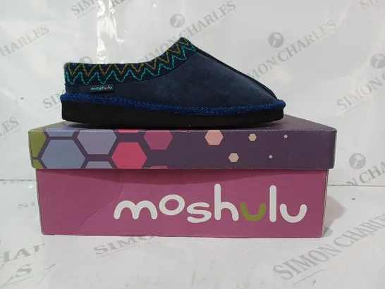 BOXED PAIR OF MOSHULU ALASKA 2 SLIPPERS IN INDIGO UK SIZE 4