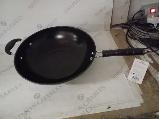 HOMESTORE DIRECT LARGE BLACK CARBON STEEL NON-STICK STIR FRY WOK PAN WITH HELPER HANDLE 32CM