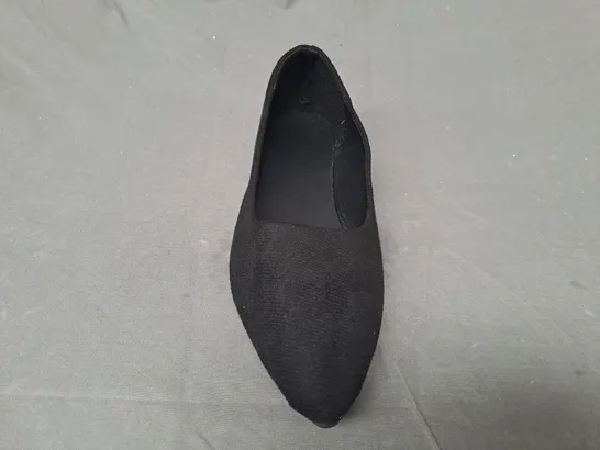 BOXED PAIR OF DESIGNER POINTED TOE SLIP-ON SHOES IN BLACK EU SIZE 39