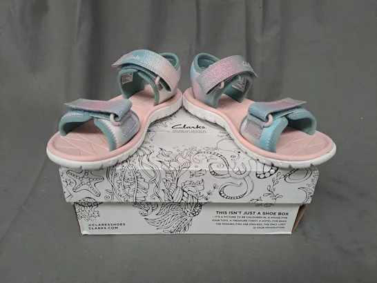 BOXED PAIR OF CLARKS SURFINGTIDE KIDS SANDALS IN PASTEL BLUE/PINK GRADIENT UK SIZE 13