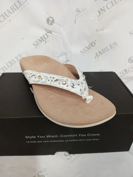 BOXED PAIR OF LUCIA SANDALS IN WHITE SIZE 6