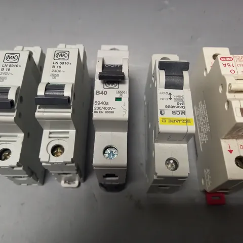 APPROXIMATELY 20 ASSORTED FUSE SWITCHES