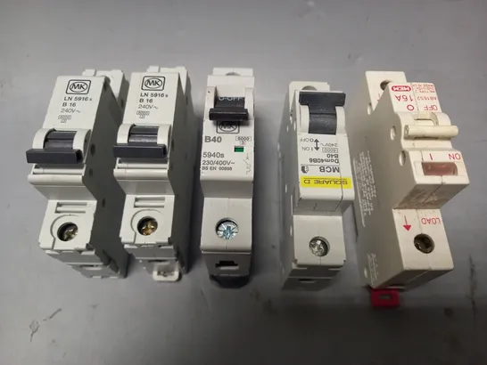 APPROXIMATELY 20 ASSORTED FUSE SWITCHES