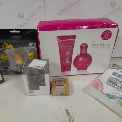 APPROXIMATELY 15 ASSORTED PRODUCTS TO INCLUDE; SWAROVSKI ROSE, SMALL OAK PHOTO CUBE, MARIO R/C, POKEMON 2" BATTLE SET, 25 MINUTES TO GLOW, PAMPER ME BUNDLE AND BRITNEY SPEARS FANTASY 100ML EAU DE PARF