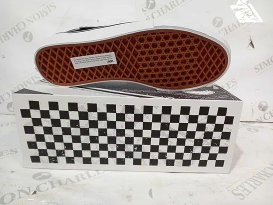 BOXED PAIR OF VANS SKATE OLD SKOOL SHOES IN BLACK/WHITE UK SIZE 7.5