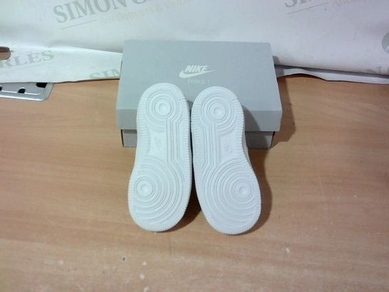 BOXED PAIR OF NIKE KIDS TRAINERS SIZE 7.5