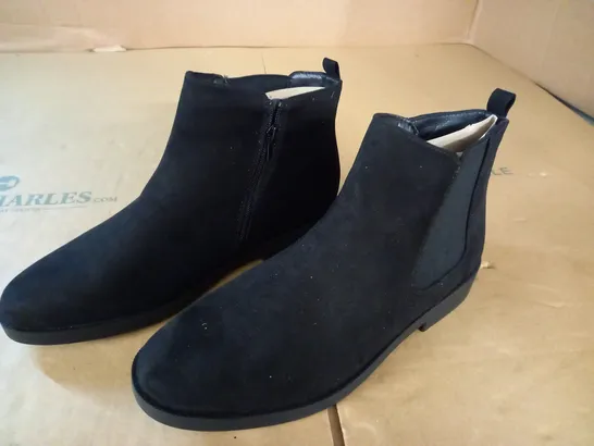 CAPSULE SOFT BLACK BOOTS - UK 9