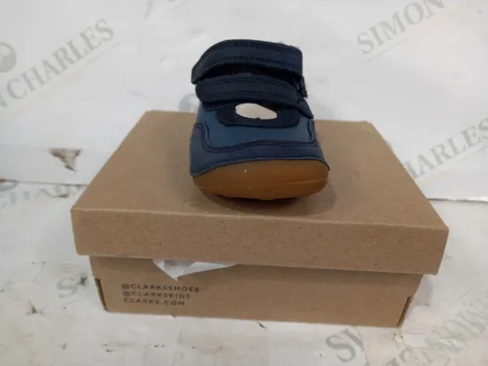 BOXED PAIR OF CLARKS TINY DUSK T TODDLER SHOES IN BLUE UK SIZE 4