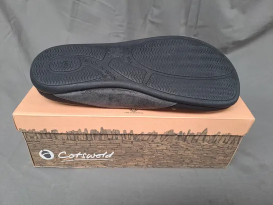 BOXED PAIR OF COTSWOLD WESTWELL SLIPPERS IN BLACK EU SIZE 45