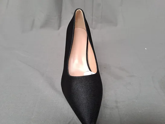 BOXED PAIR OF DESIGNER CLOSED POINTED TOE BLOCK HEEL SLIP-ON SHOES IN BLACK EU SIZE 40